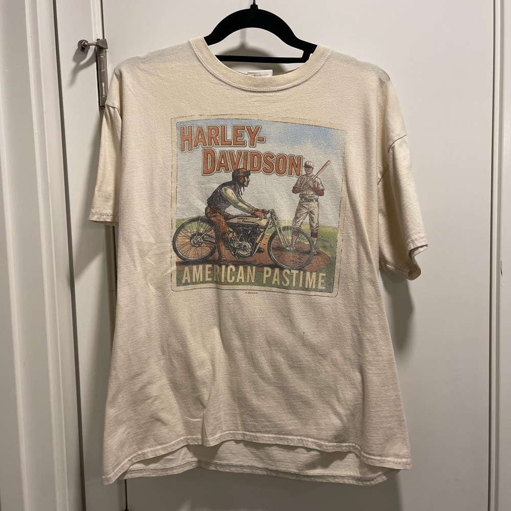 Harley-Davidson Cream Graphic Tee with Vintage Motorcycle Print